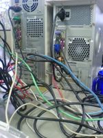 会社のPCの裏側